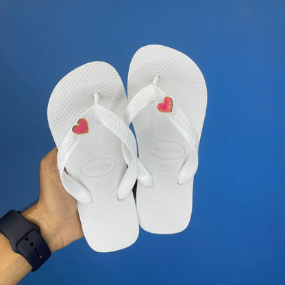 Havaianas top branca pingente coração medio