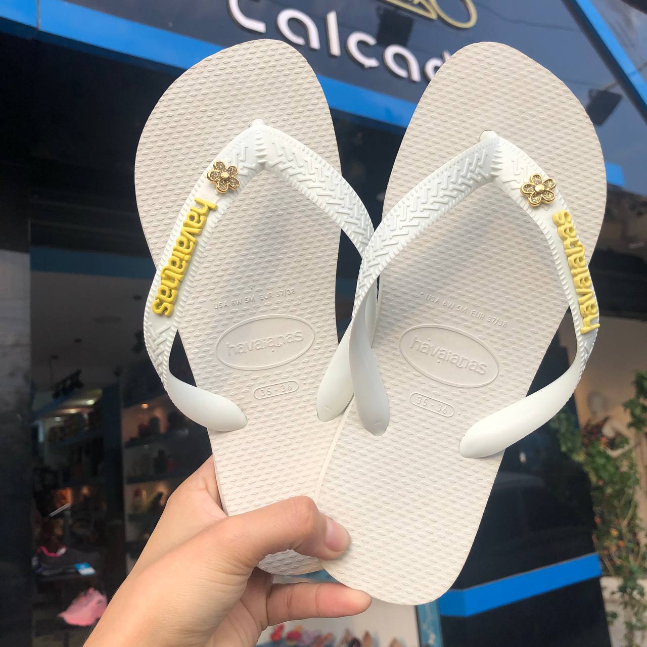 chinelo havaianas top + logo metalico + flor margarida